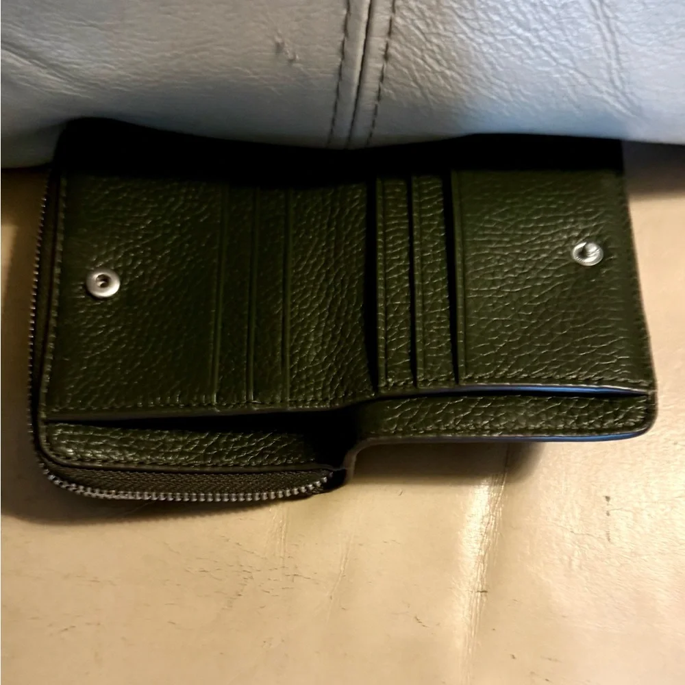 Tory Burch Emerson Wallet. Beautiful deep green pebbled leather. No Flaws. - Picture 4 of 7